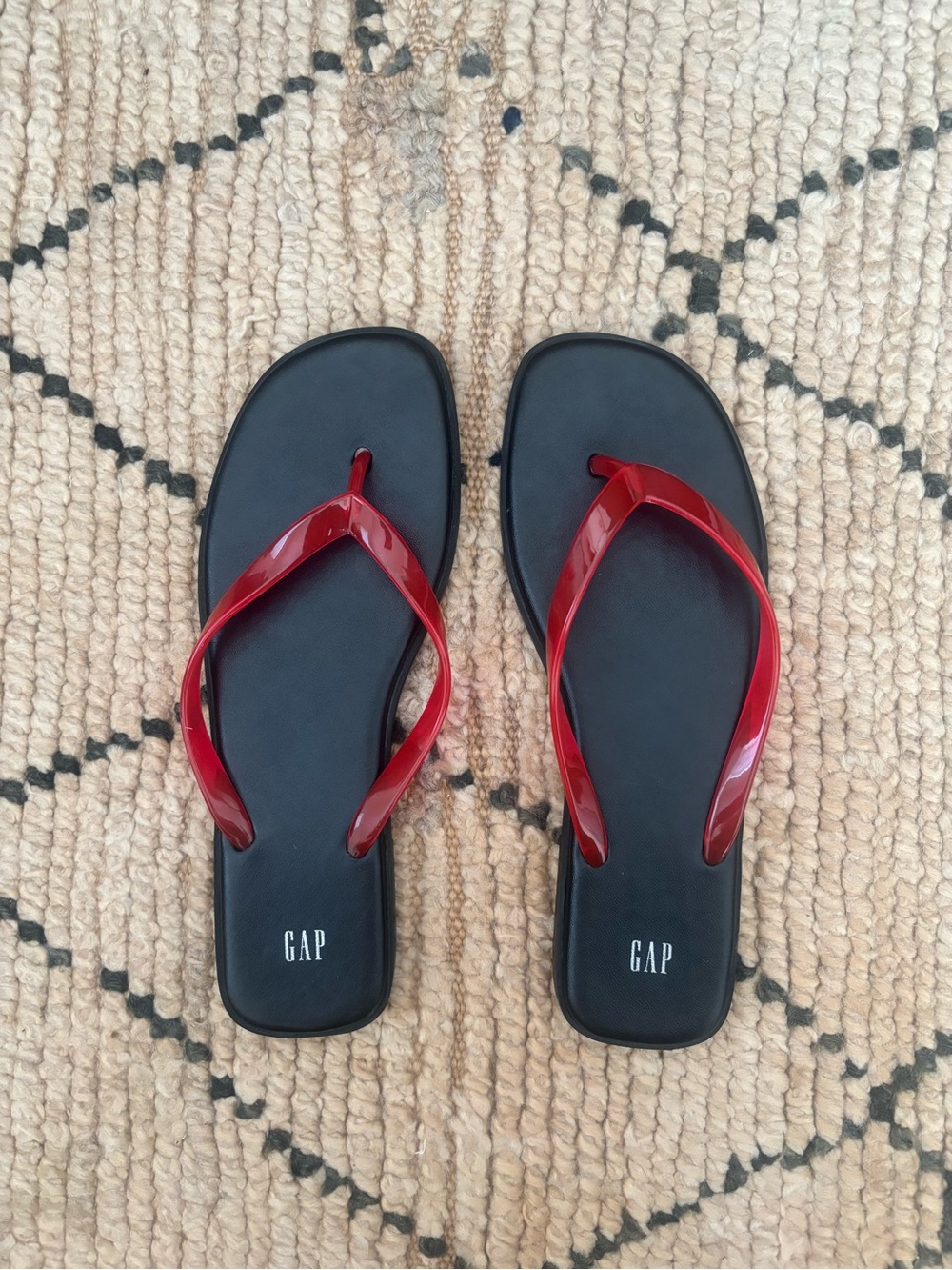GAP Women's Black/Red Jelly Flip Flops Size 8